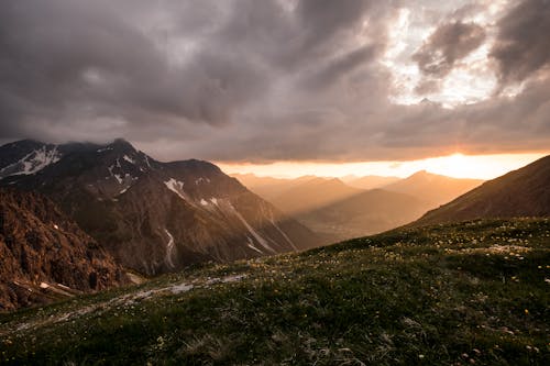 Gratis lagerfoto af bjerge, græs, landskab