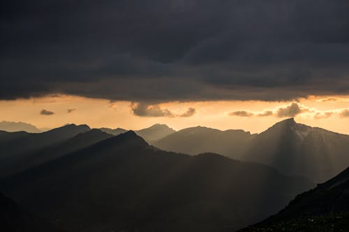 Gratis lagerfoto af bjerge, landskab, lysstråle