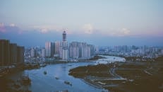 西贡河平静的水面倒映着胡志明市黄昏时令人惊叹的天际线