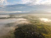 令人惊叹的鸟瞰图展现了薄雾笼罩乡村、远山为背景的景致