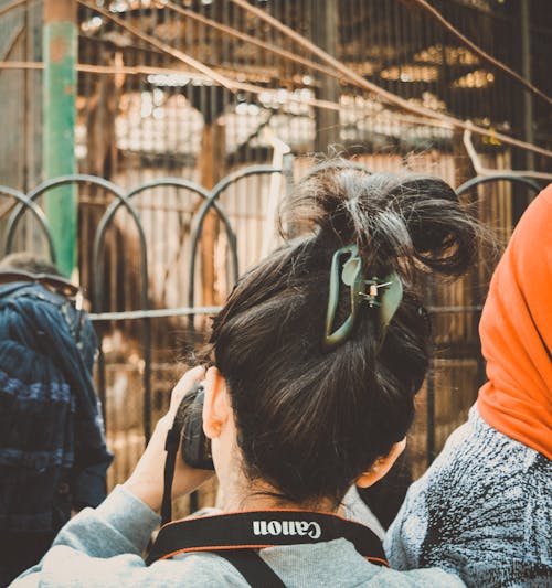 Femme Prenant Une Photo à L'aide De L'appareil Photo Reflex Numérique Canon