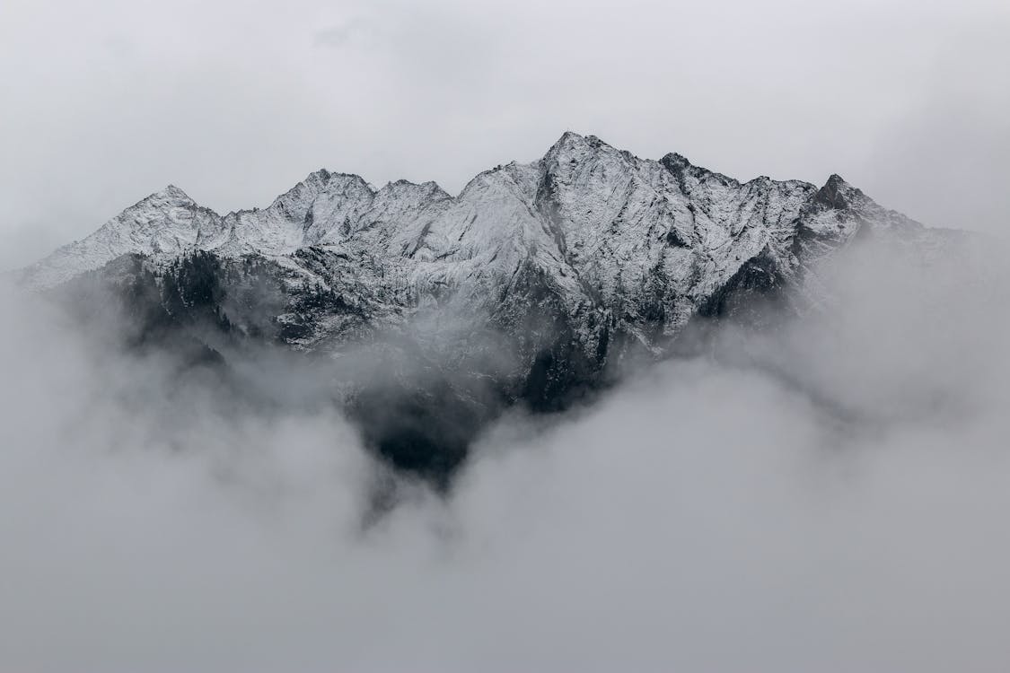 白雪覆盖的山脉景观摄影