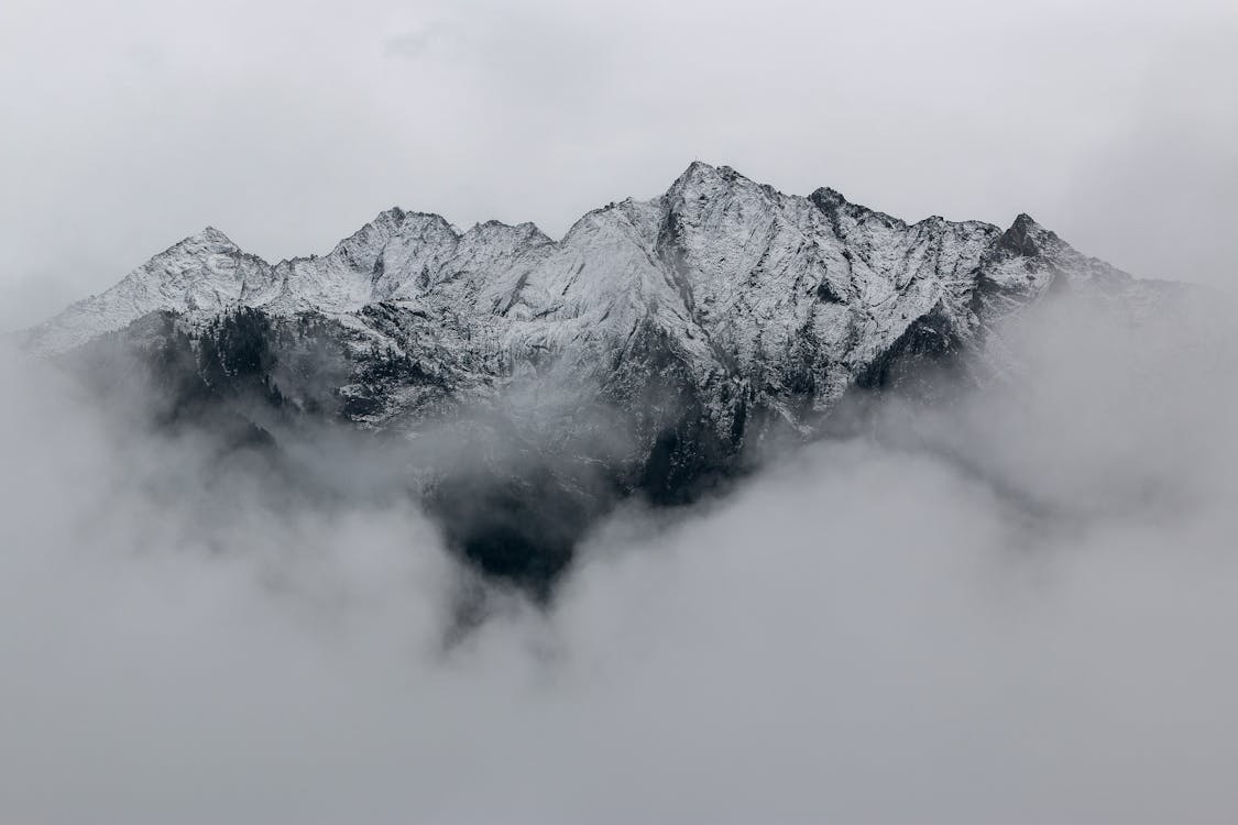 雪に覆われた山々の風景写真