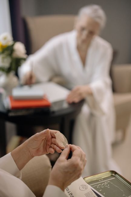 병원 진료 상담하는 노부부