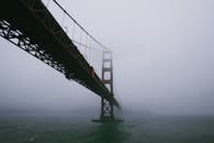 金门大桥是旧金山的地标性景观，部分被雾笼罩