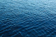 宁静的户外，深蓝色海浪呈现出一片平静的景色