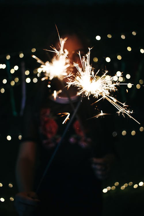 Bokehfotografie Van Een Foto Van Een Persoon Met Een Sprinkler