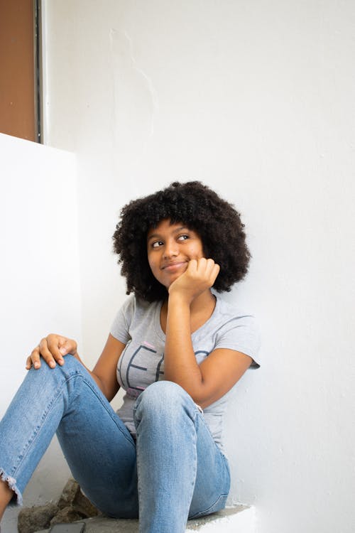 Kostenloses Stock Foto zu afro-haar, farbige frau, gesichtsausdruck