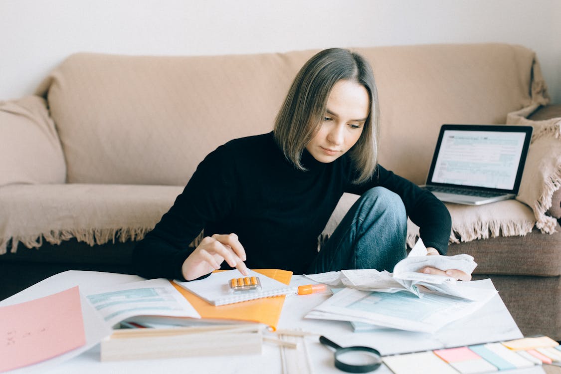 Free Woman in Black Long Sleeves Shirt Doing Accounting Stock Photo