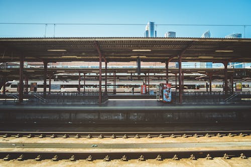 бесплатная Бесплатное стоковое фото с дневное время, железнодорожная станция, линии Стоковое фото