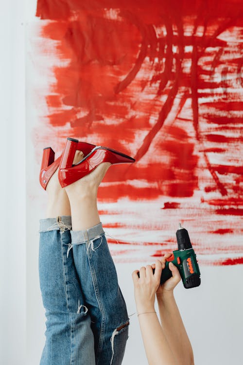 Základová fotografie zdarma na téma červené boty, červené pozadí, elektrický nástroj