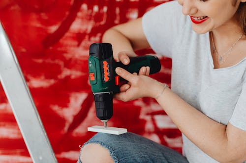 Gratis stockfoto met automatische schroevendraaier, boren, glimlachen