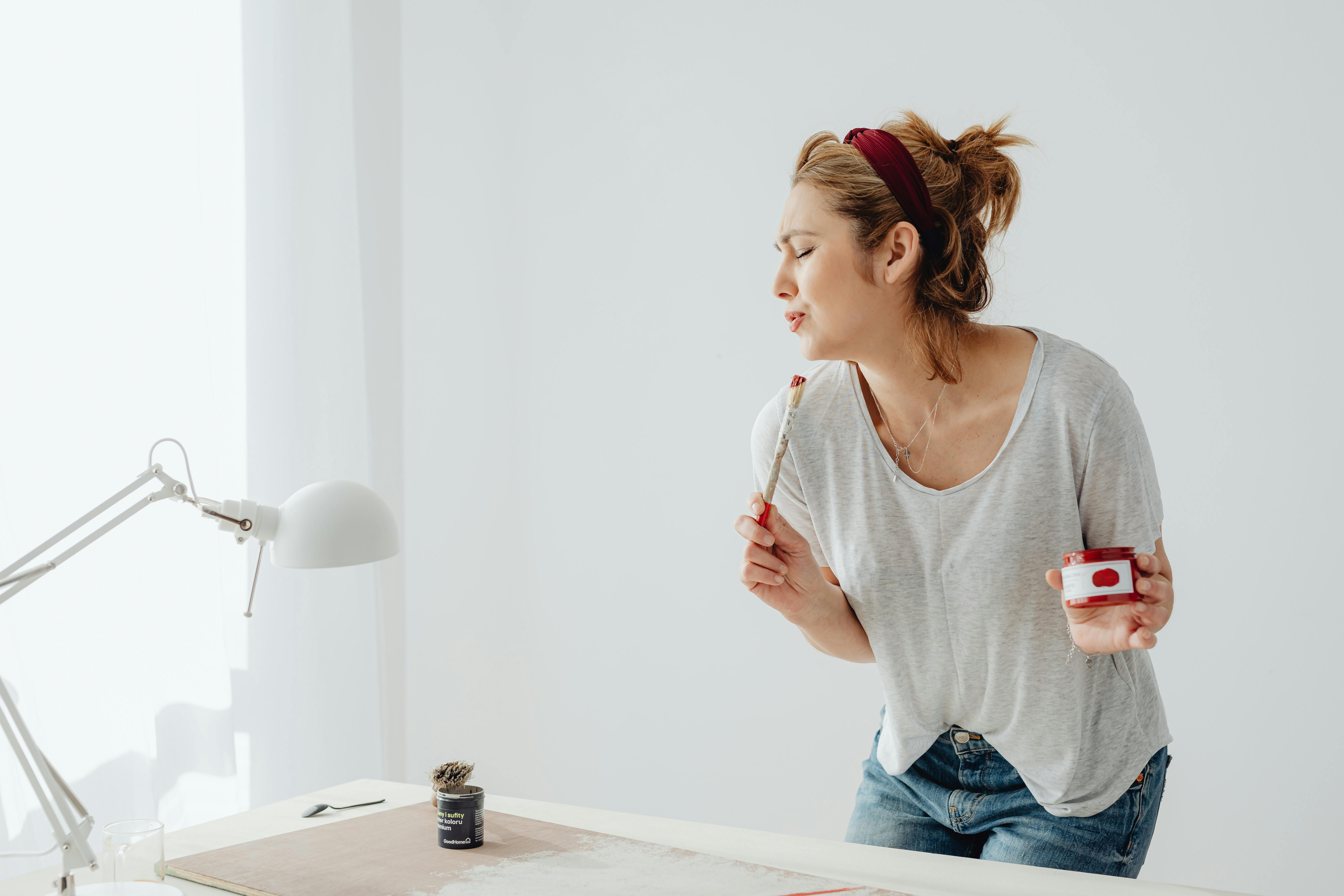 Almanya'nın ilham verici atmosferinde kendi sanatsal ruhunu ve yaratıcılığını keşfeden bir sanatçının atölyesindeki çalışma anı.