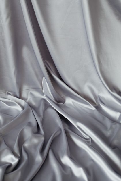 Vải lụa satin polyester bóng mịn - nguyên liệu chính của vải Mango 8355