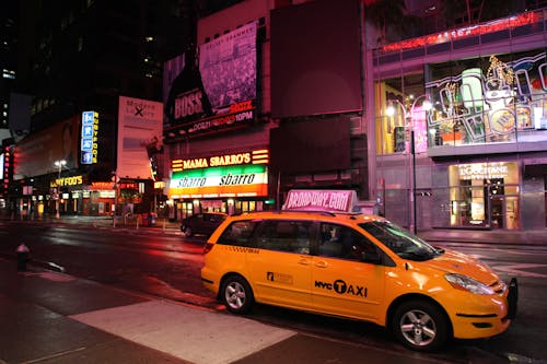Taxi Amarillo De Hvc En La Carretera Durante La Noche