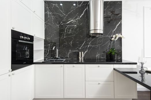 Pemasangan exhaust hood stainless steel pada dapur komersial modern