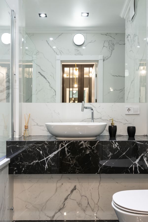 Modernes Bad mit Waschbecken und Marmor