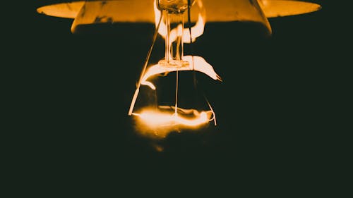 Ledライトの茶色と暗いローアングル写真