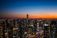 黄昏时分，迪拜天际线的景色令人惊叹，展现了充满活力的城市灯光和现代建筑