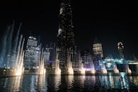夜晚，迪拜的天际线被哈利法塔和喷泉照亮