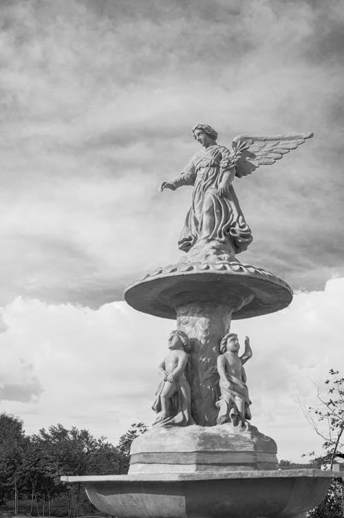 Foto profissional grátis de anjo, céu nublado, escala de cinza