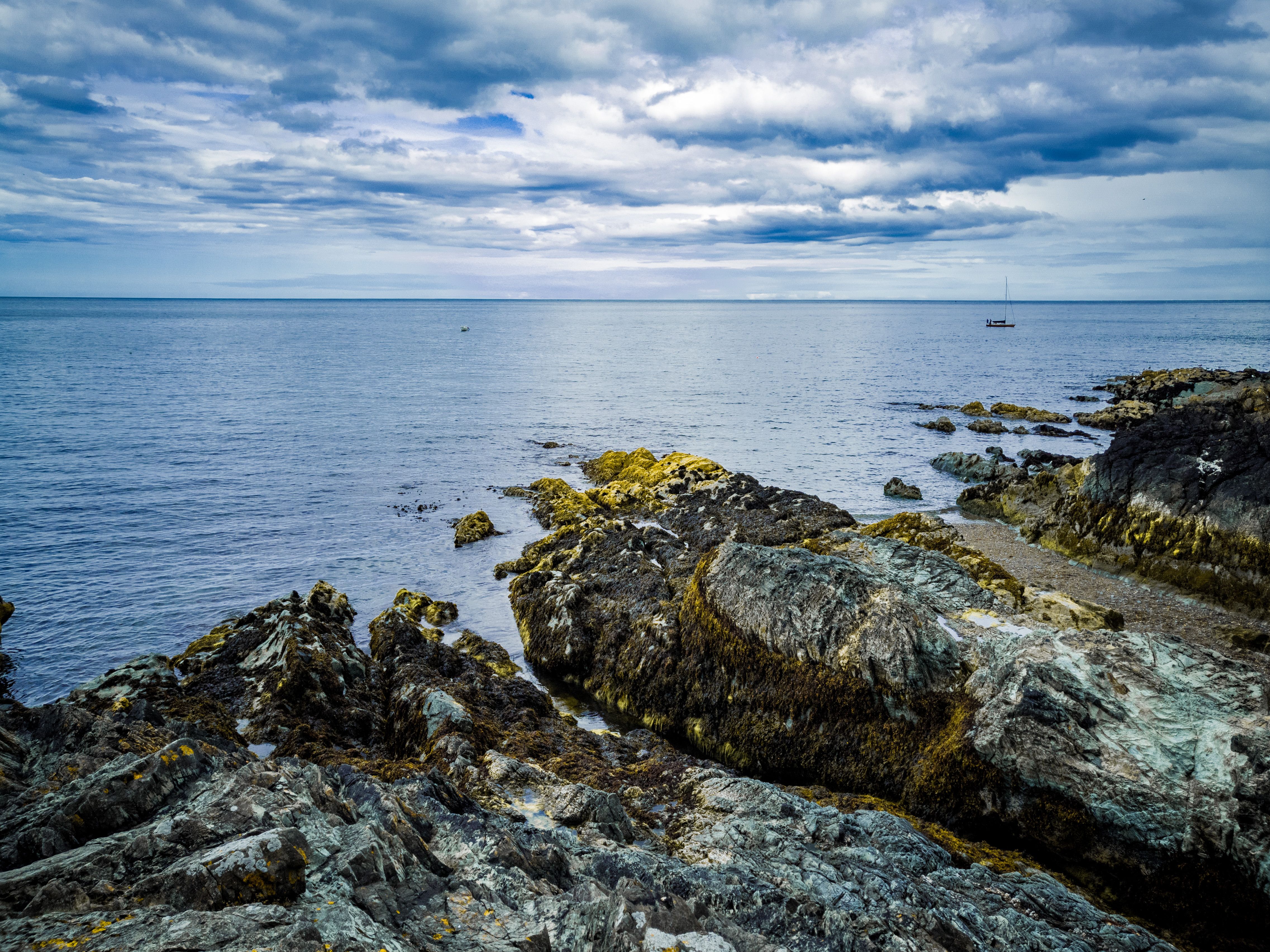 A Rocky Shore under a Gloomy Sky · Free Stock Photo
