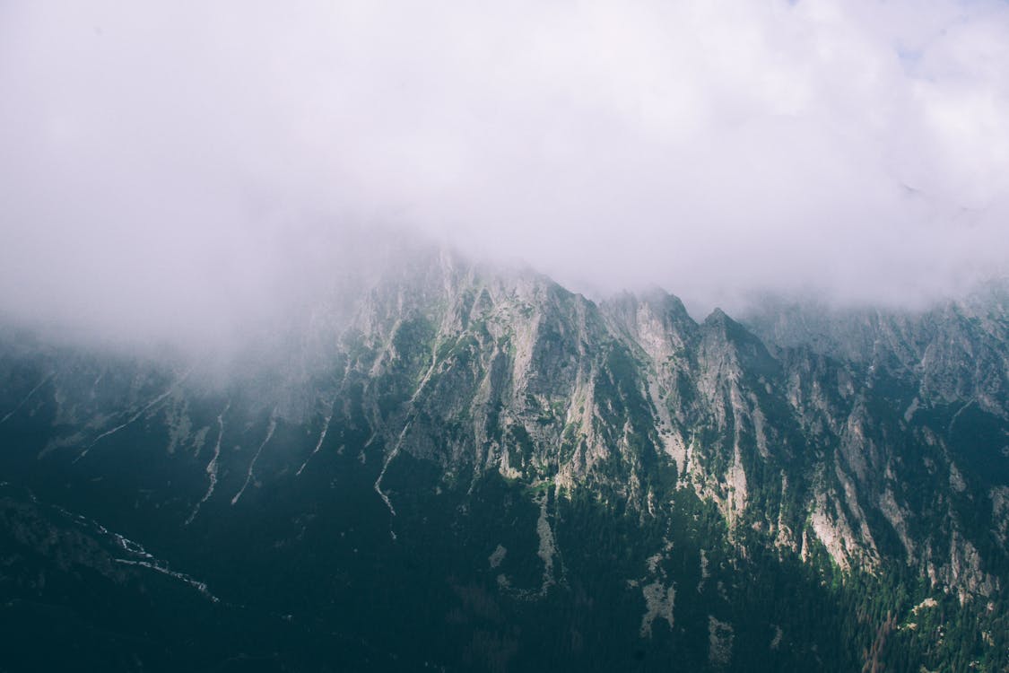 Gratis Fotos de stock gratuitas de con neblina, con niebla, montañas Foto de stock