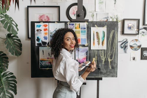 Gratis lagerfoto af afroamerikansk kvinde, akvareller, holde Lagerfoto