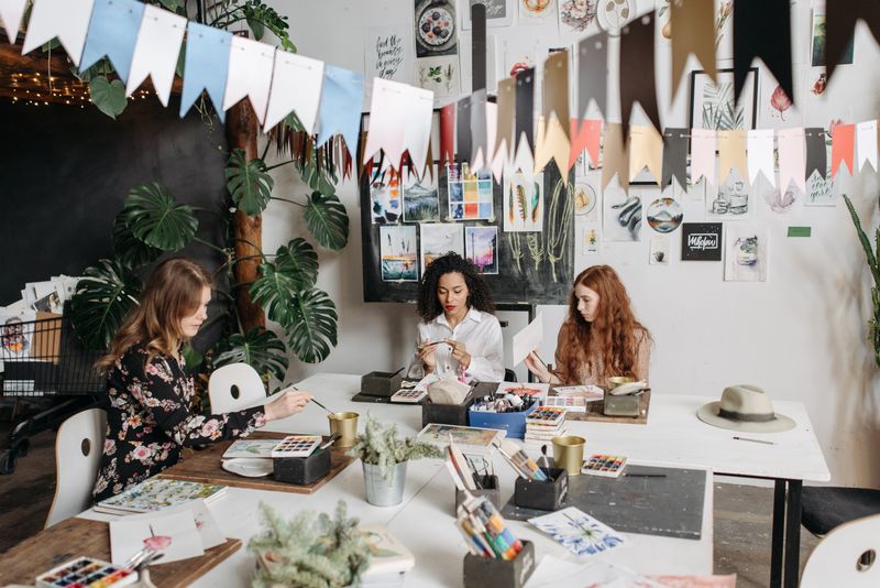 Mujeres en taller de acuarela creativo