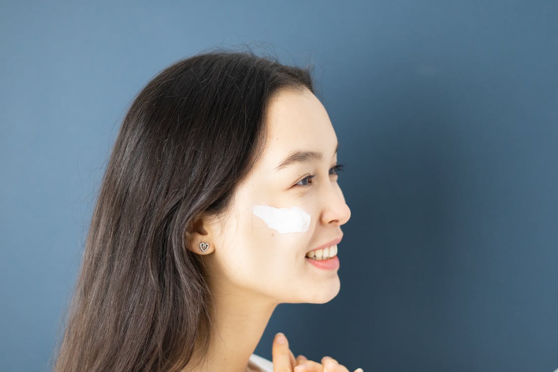 Photos gratuites de crème pour le visage, femme, produit de soins de la peau