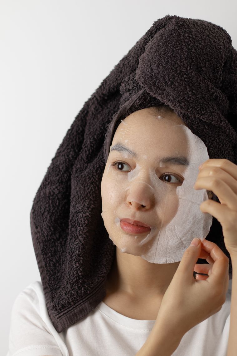 An ordinary single-use sheet mask