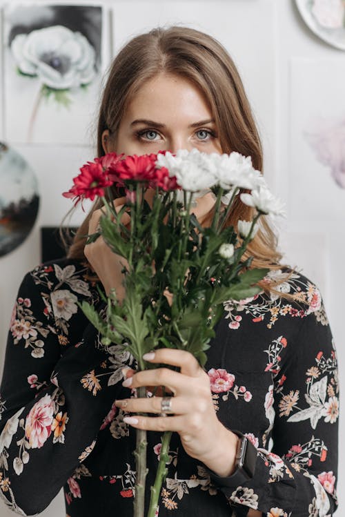 Gratis stockfoto met bedekkend gezicht, bloemen, bloemen top