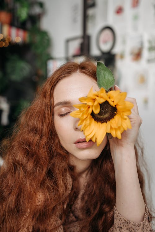 Gratis stockfoto met aan het bedekken, blanke vrouw, mevrouw