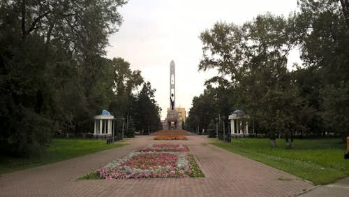 Gratis arkivbilde med blomster, hage, monument