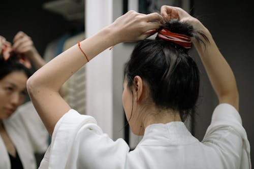 Fotos de stock gratuitas de accesorio, adentro, arreglando el cabello