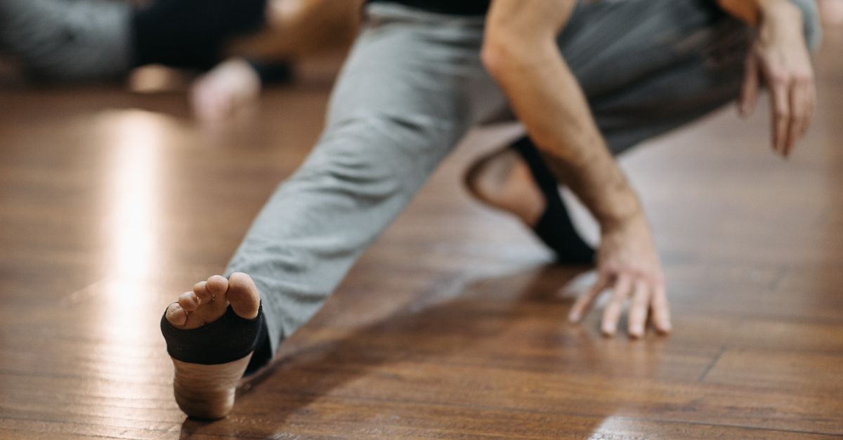 Γιατί πονάνε τα γόνατά μου αφού καθίσω σε ένα στενό κάθισμα σινεμά;