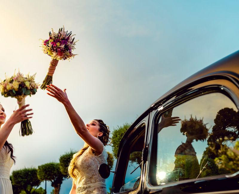 Oficial de boda realizando una ceremonia en la playa de Florida