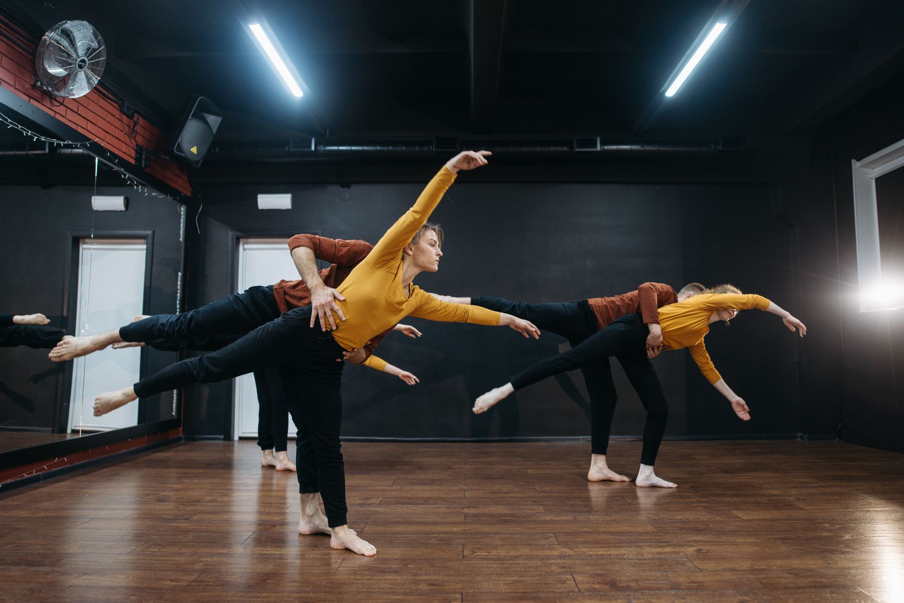 Šokėjų grupė repeticijos metu šokių studijoje Visagine