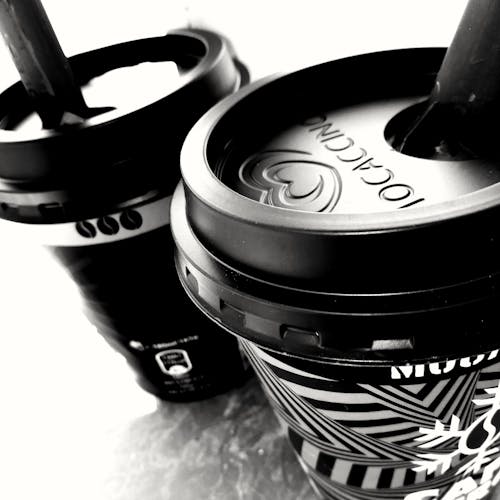 两杯咖啡的单色照片