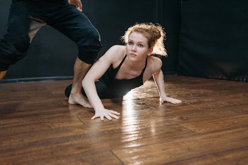 Darmowe zdjęcie z galerii z kobieta, mężczyzna, ruch ciała