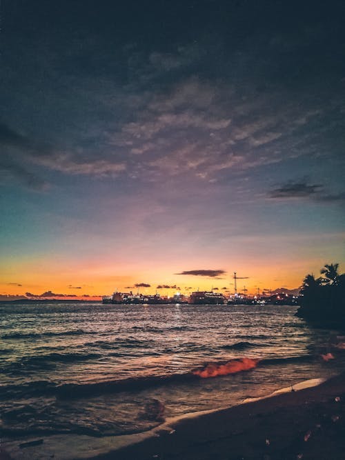 Foto profissional grátis de à beira-mar, alvorecer, ao ar livre