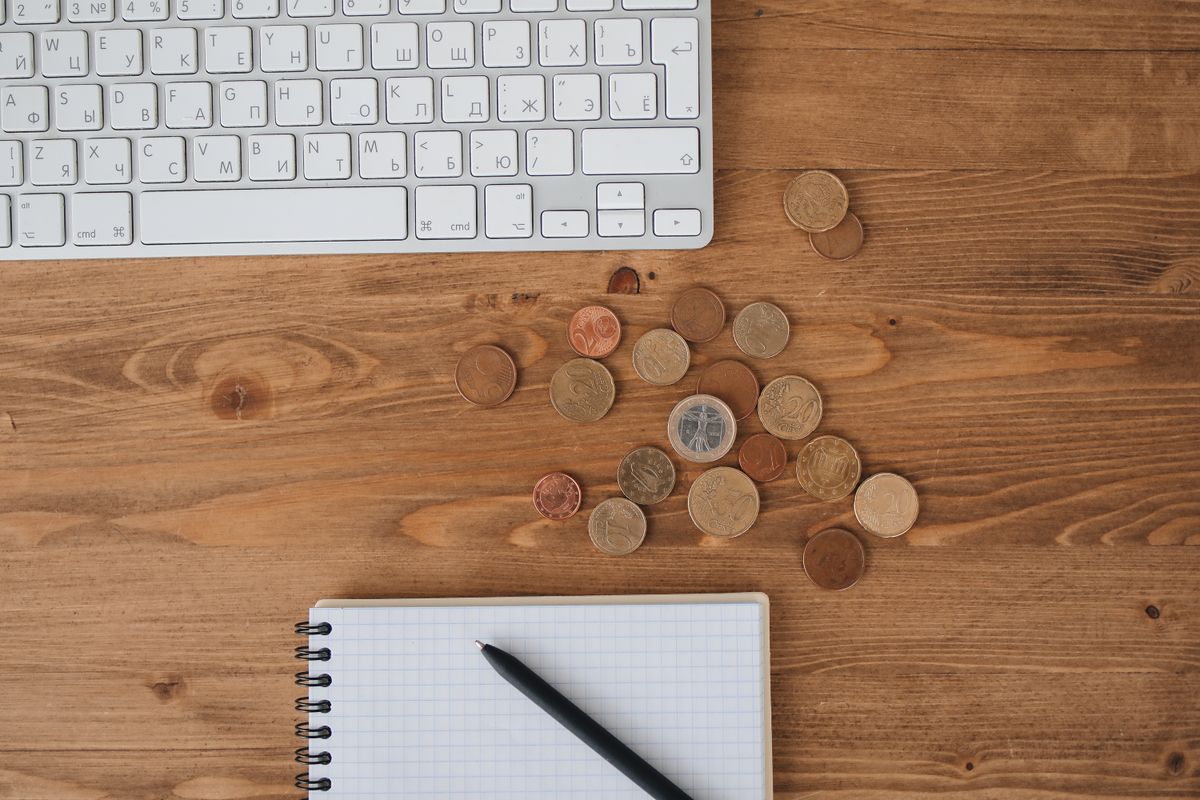 EGT Engel Aşma Rehberi için masa üzerinde strateji notları ve madeni paralar