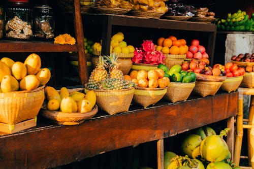 Foto profissional grátis de abacaxis, barraca de frutas, cesta tecida