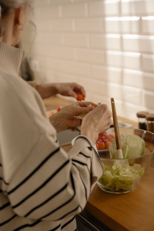 손, 수직 쐈어, 신선한 샐러드의 무료 스톡 사진