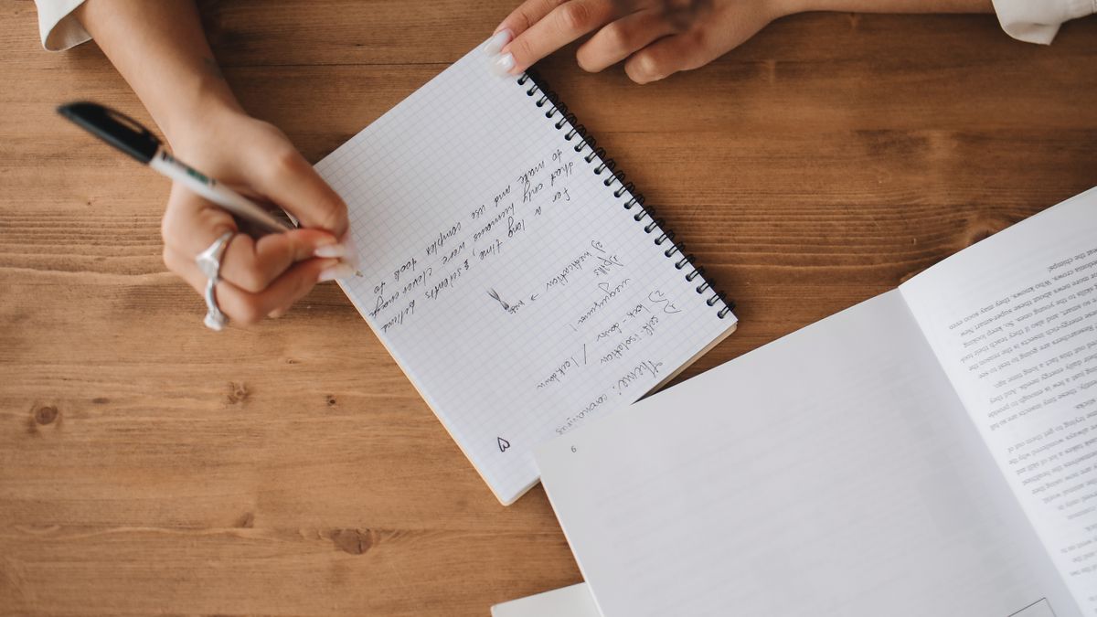ノートと参考書で勉強している手元のイメージ