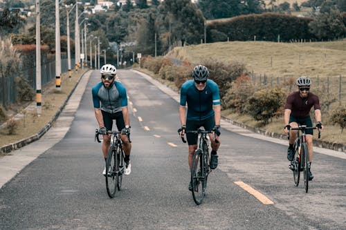 Fotos de stock gratuitas de bicicleta de montaña, carretera asfaltada, cascos