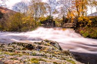 在苏格兰高地的秋天，宁静的瀑布流经岩石景观