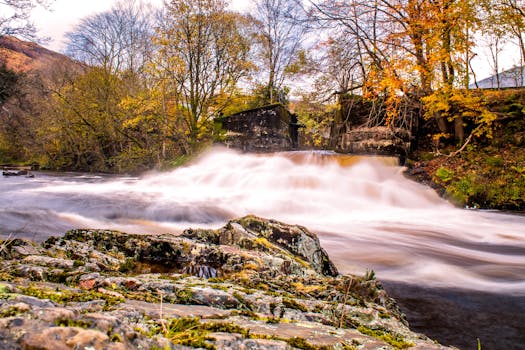 在苏格兰高地的秋天，宁静的瀑布流经岩石景观