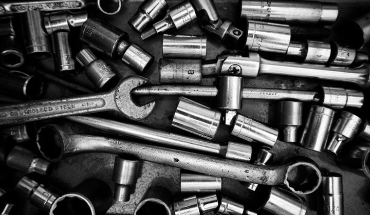Loodgietersgereedschap op een werkbank — Loodgietersbedrijf De Vries, loodgieter in Utrecht
