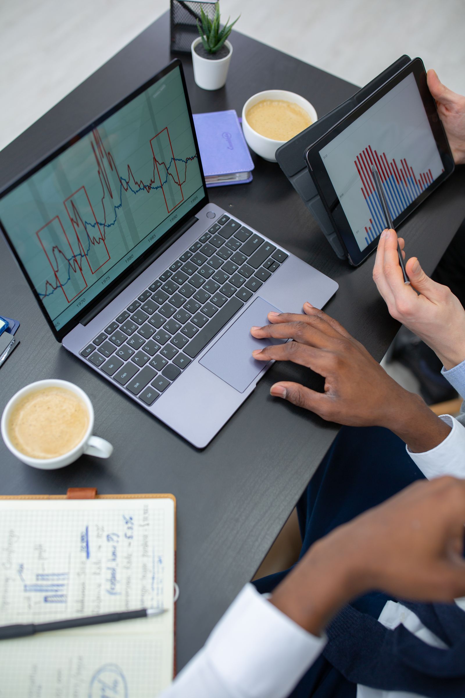 Personnes analysant des graphiques SEO sur un ordinateur portable et une tablette